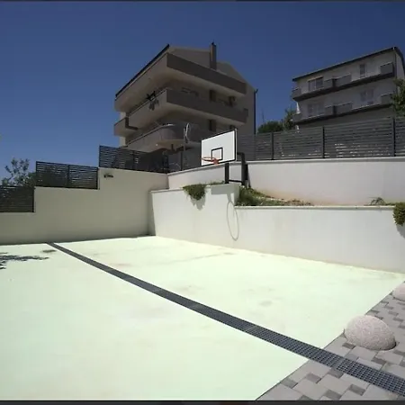 Luxury Mandy - Split